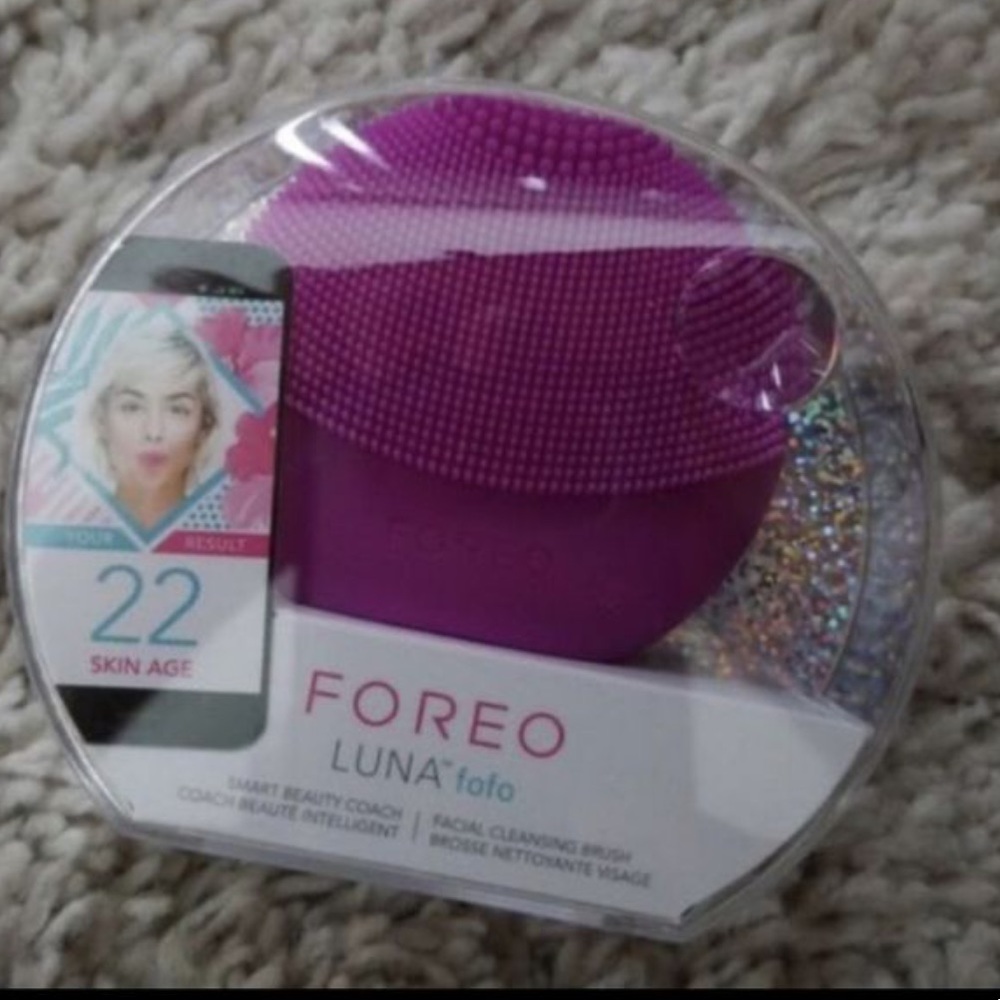 FOREO Luna Fofo Cleansing Brush Analyzes Skin